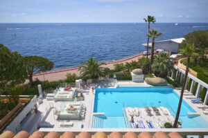 Swimming pool at Seaside Plaza Monaco overlooking the Mediterranean coastline and seaside promenade in Fontvieille