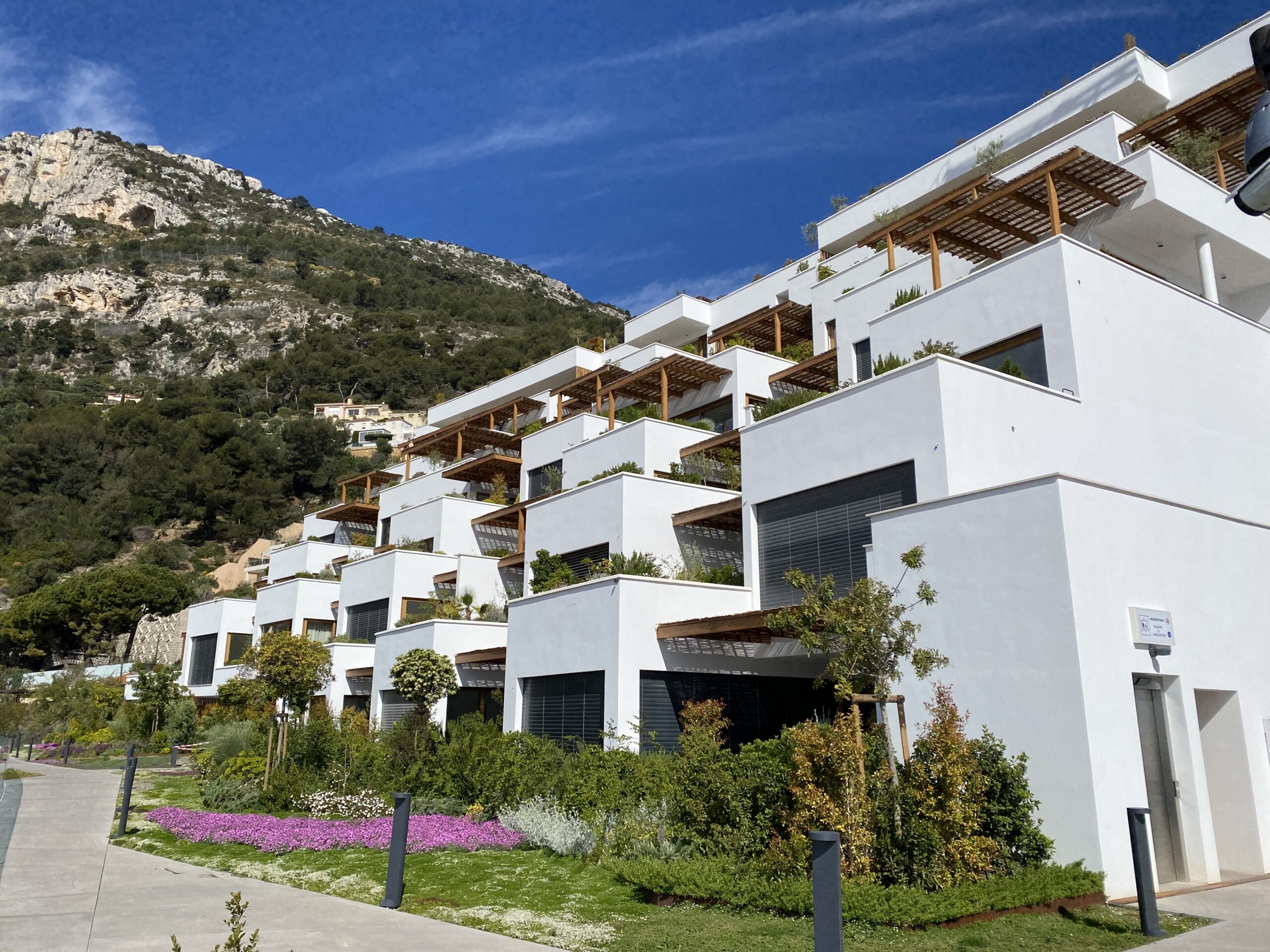 L’Exotique residence façade in Jardin Exotique Monaco