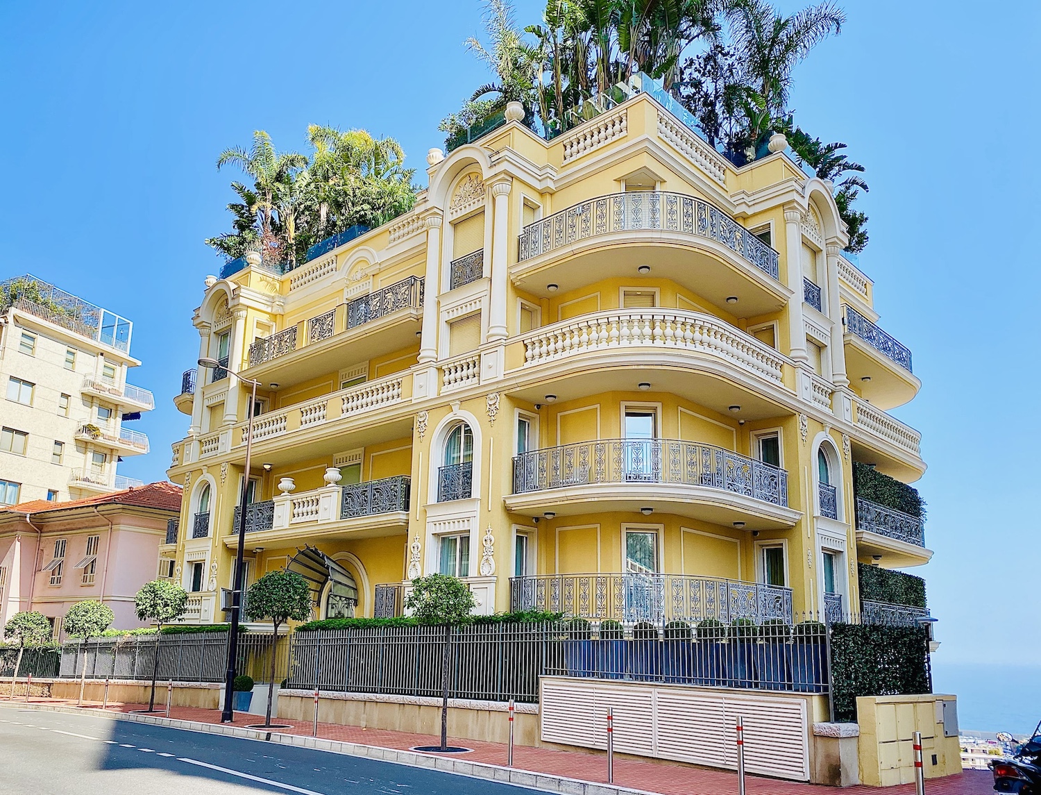 Facade of L’Oiseau Bleu residence in Monaco, sitting on at 23 Boulevard de Belgique